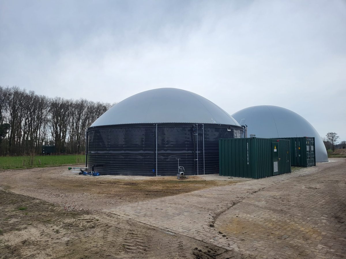 Het vergisten van koemest betekent dat je de poep van koeien in een afgesloten tank stopt